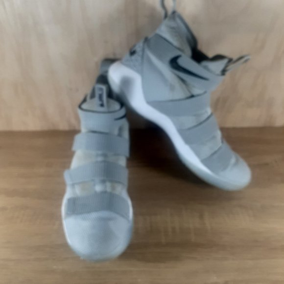 NIKE LEBRON JAMES ZOOM 943-155-002 SIZE 10.5 HIGH TOP SNEAKERS GREY - Picture 2 of 16